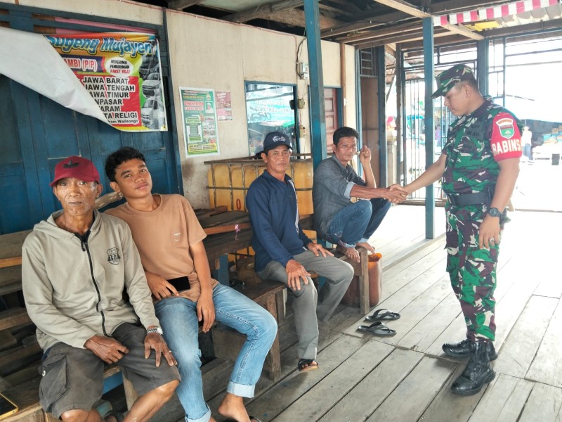 Babinsa Koramil 06/Kateman Sambangi Warga, Perkuat Silaturahmi dan Keamanan Lingkungan