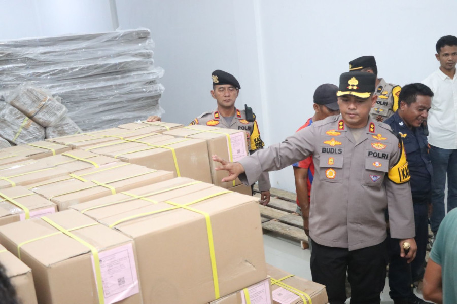 Kapolres Rohul Pantau Kedatangan Logistik Pilkada 2024 di Gudang KPU