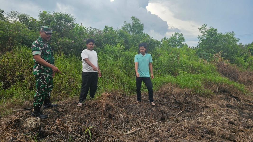 Pastikan Wilayah Aman dari Karhutla, Babinsa Koramil 06/Kateman Laksanakan Patroli Tapal Batas di Air Tawar