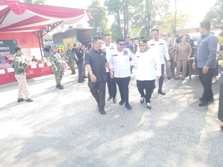 Anggota DPRD Syafroni Untung Dampingi Bupati Bengkalis Penutupan TMMD