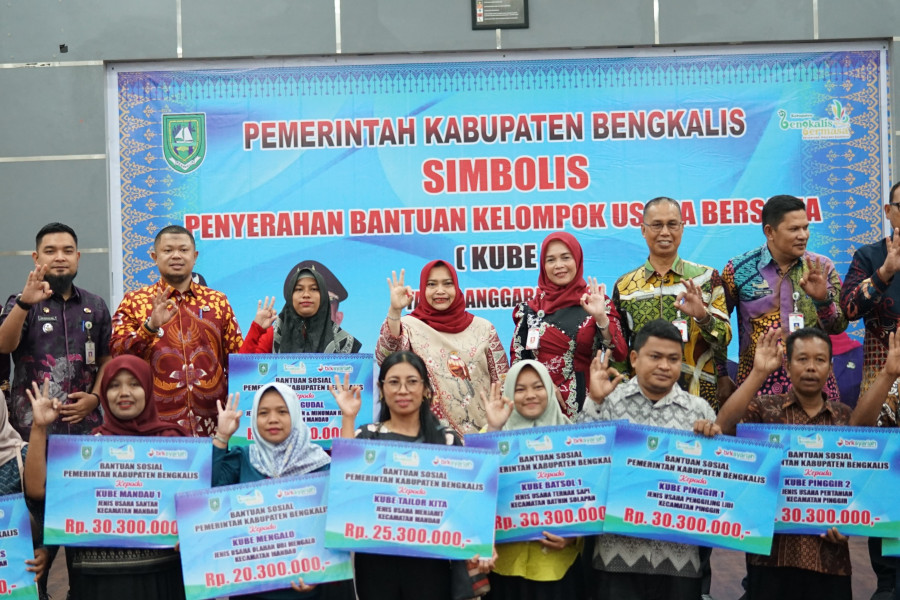 Bupati Bengkalis Serahkan Bantuan Kepada 17 KUBE Empat Kecamatan di Gedung Bathin Betuah Kantor Camat Mandau