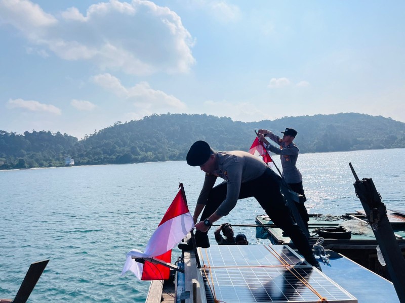 Gelorakan Semangat Nasionalisme, Polsek Senayang Turun Langsung Bagikan Bendera Merah Putih ke Pelosok.