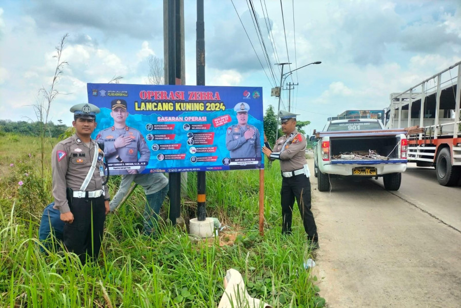 Satlantas Polres Inhu Pasang Spanduk Imbauan Operasi Zebra Lancang Kuning 2024