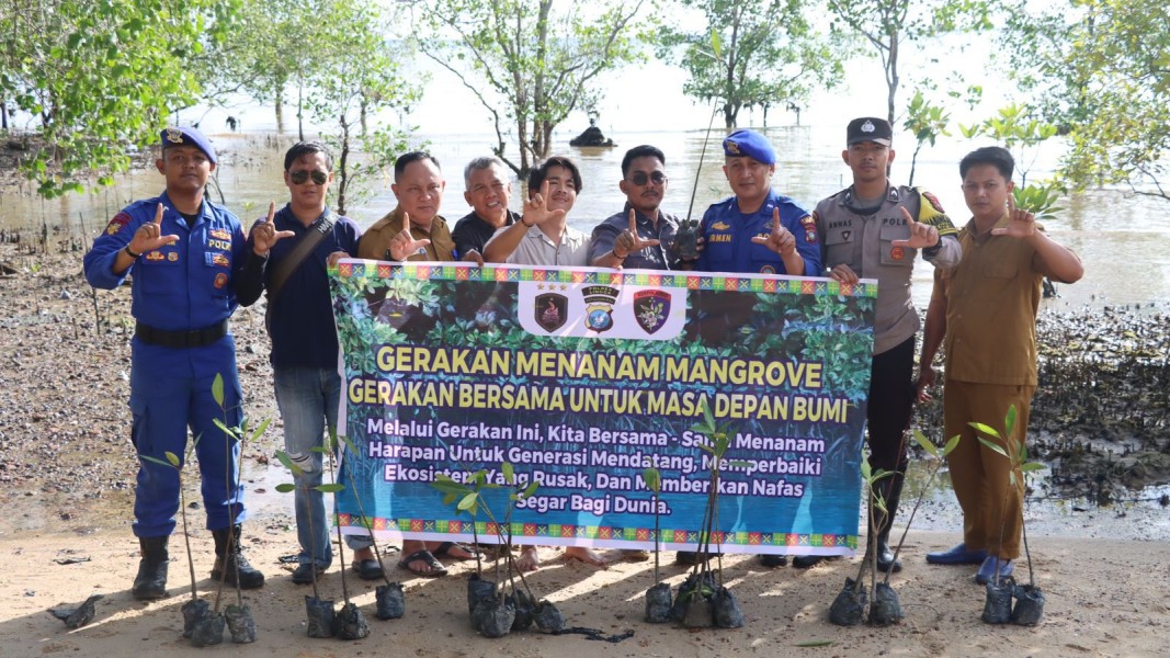 Cegah Abrasi dan Jaga Ekosistem Laut, Polres Lingga Dukung Penanaman Mangrove.