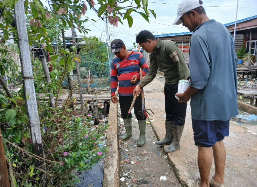 Cegah Malaria, Petugas Gabungan Gotong Royong di Desa Kuala Selat