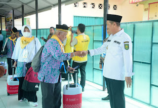 Wabup SU Lepas 373 JCH Asal Inhil Menuju Embarkasi Batam