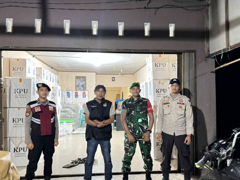 Pastikan Logistik Aman, Personel Polsek Kuindra Bersama Koramil 04/KDR Cek Gudang PPK