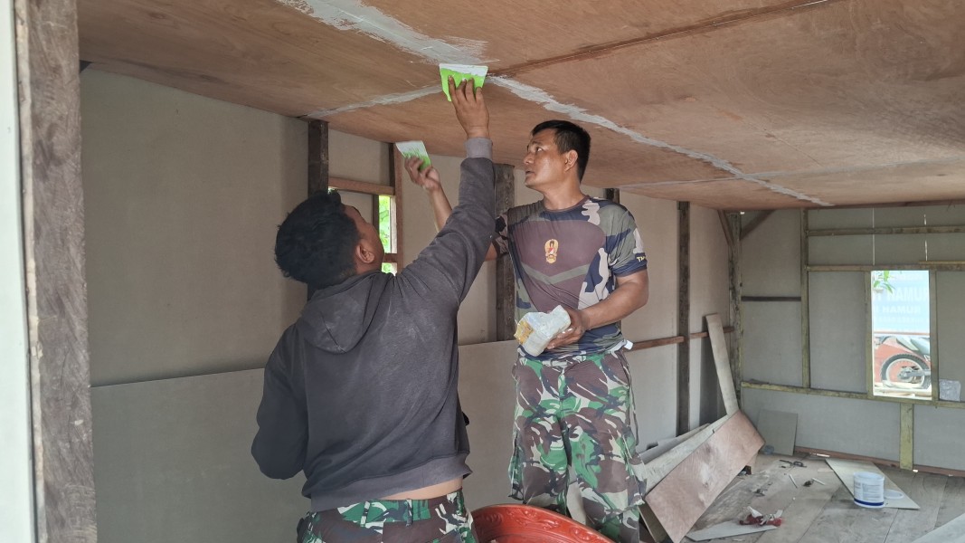Gotong Royong Tanpa Lelah, Kodim 0314/Inhil dan Warga Desa Kuala Lemang Kebut Pembangunan RTLH TMMD Ke-130