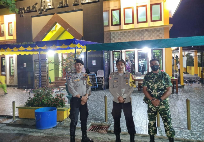 Berikan Rasa Aman Pada Pelaksanaan Ibadah Tarawih, Personil Polres Lingga Lakukan Pengamanan.