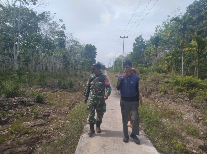 Babinsa Koramil 06/Kateman Laksanakan Patroli Tapal Batas untuk Cegah Karhutla di Wilayah Binaan