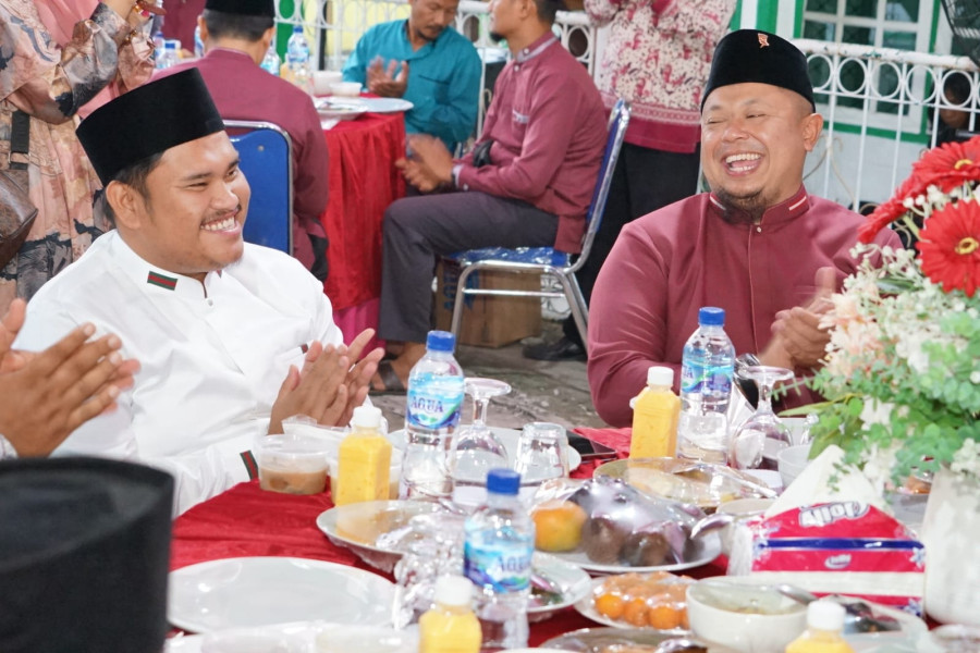 Camat Mandau Bersama Anggota DPRD Bengkalis Septian Nugraha Safari Ramadhan di Mesjid At-Taqwa