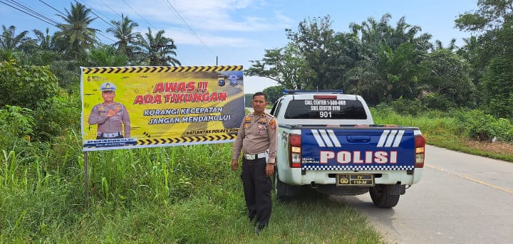 Ciptakan Rasa Aman Bagi Pengguna Jalan, Satlantas Polres Rohil Pasang Spanduk Keselamatan Bagi Pengendara