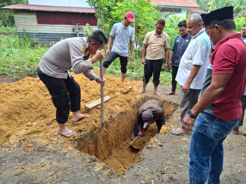 Dekat Dengan Warga, Kapolsek Pangkalan Lesung Hadiri dan Bantu Pemakaman Tokoh Masyarakat