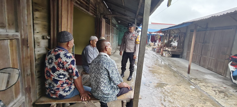 Bhabinkamtibmas Teluk Kiambang Sosialisasikan Pemilu Damai 2024 Door to Door