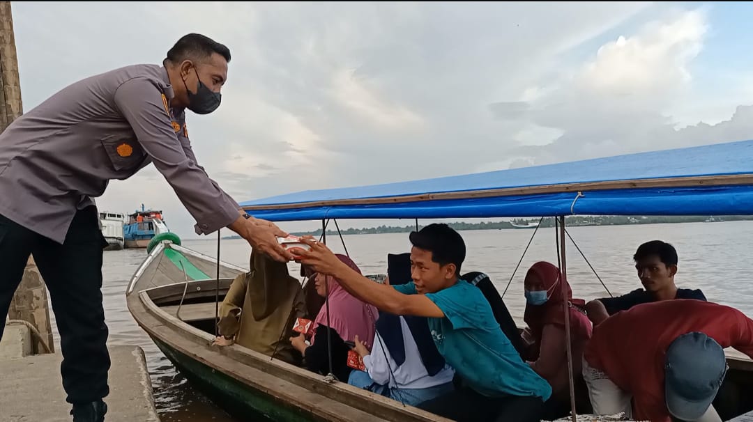 Polsek KSKP Tembilahan Berbagi di Penyeberangan Enok, Penumpang dan Penambang Kebagian Takjil