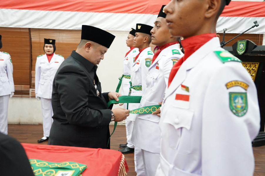 Camat Riki Rihardi Kukuhkan Pasukan Pengibaran Bendera HUT RI 79 Kecamatan Mandau Bengkalis