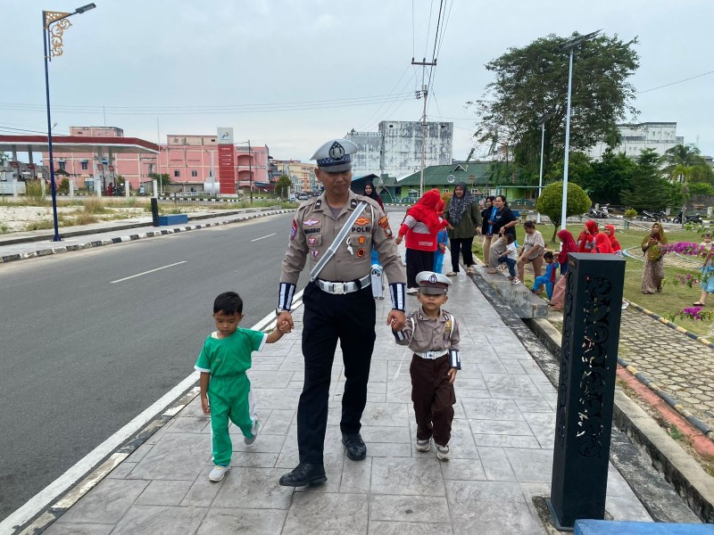 Satlantas Polres Lingga Gelar Kegiatan Polisi Sahabat Anak Bersama PAUD KB Melur.