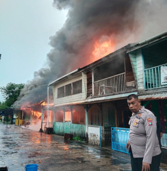 IPTU Supriono Turun Langsung Padamkan Kebakaran Tujuh Rumah Warga di Kecamatan Senayang.