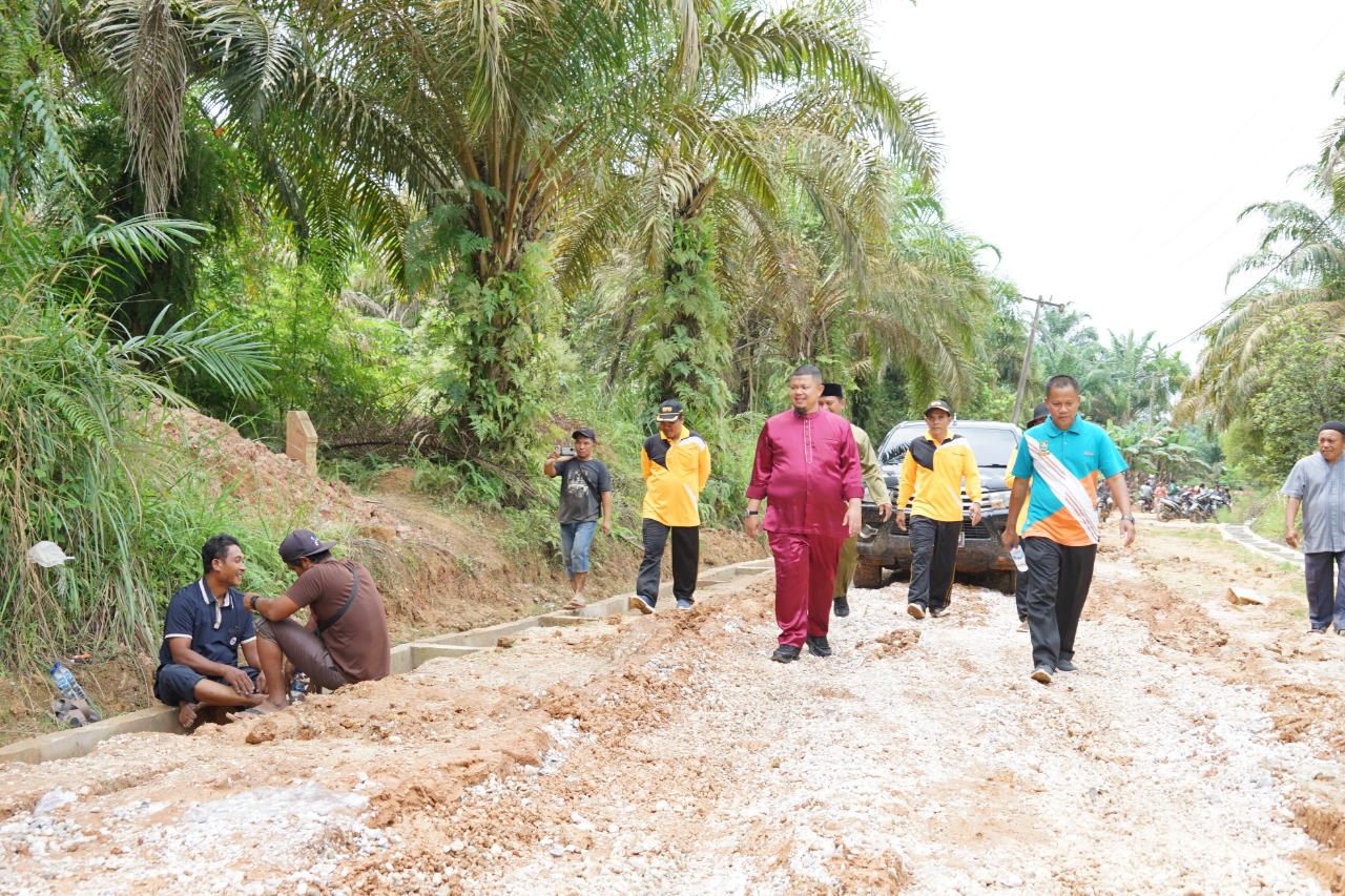 Gotong Royong Perbaikan Jalan di Desa Harapan Baru