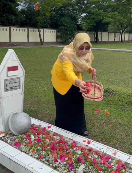 Hj. Zulaikha Bersama Kader Golkar Riau Berziarah dan Tabur Bunga di TMP Kusuma Dharma