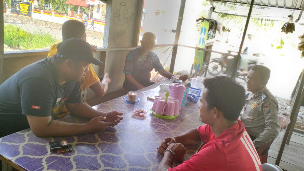 Silaturahmi dengan Masyarakat, Personel Polsek Enok Ajak Jaga Kamtibmas dan Sukseskan Pilkada Damai