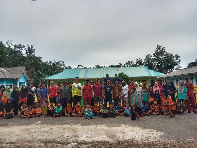 Kades Selayar Miskar Hidayat Peduli Kebersihan Lingkungan, Ikut Gotong Royong di SDN 002 Selayar.