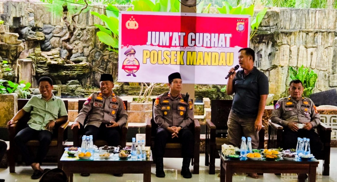 Gelar Jumat Curhat, Polsek Mandau Menghimbau Masyarakat Peduli Lingkungan dan Bagikan Bibit Pohon