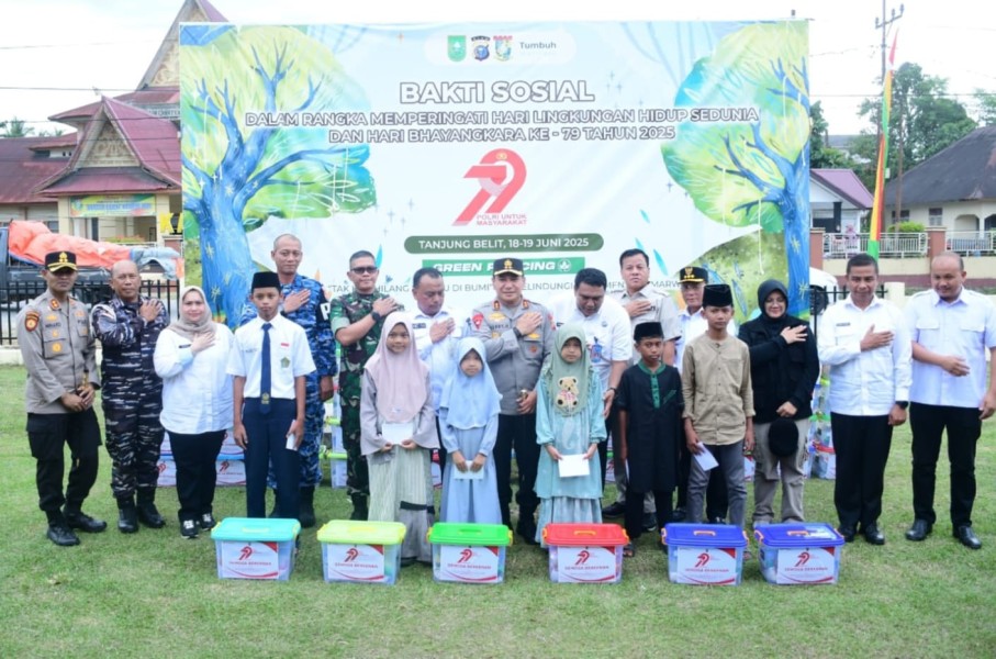 Kapolda Riau dan Ustad Z Somad Didampingi Bupati Kasmarni Tanam Pohon dan Bagikan Sembako di Kampar