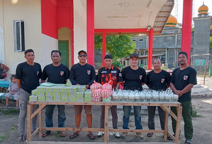 PAC Pemuda Pancasila Kecamatan Selayar Berbagi Takjil Kepada Masyarakat