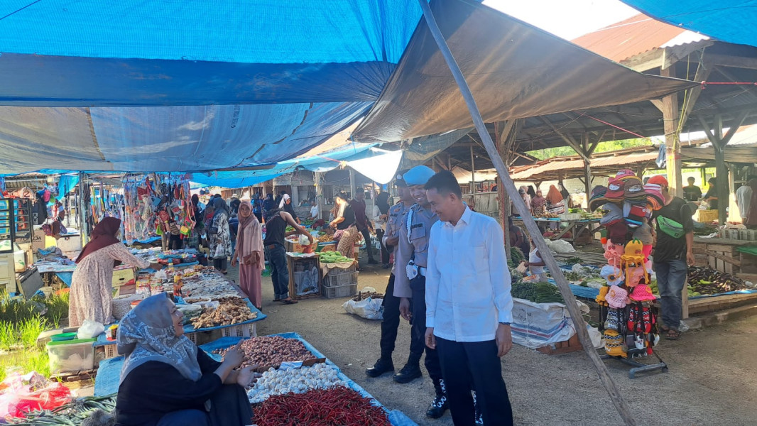 Berkunjung ke Pasar, Polsek LBJ Ingatkan Waspada dalam Bertransaksi dan Gunakan Hak Pilih