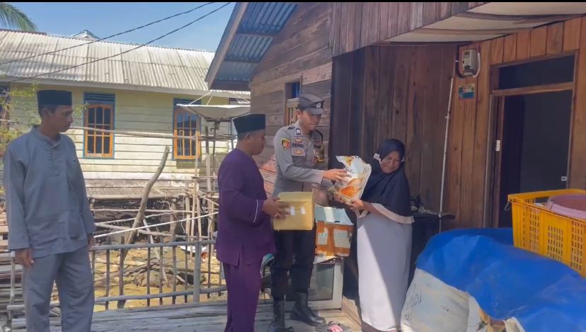 Polsek Senayang Bersama Pemdes Salurkan Bantuan kepada Korban Bencana Alam di Pulau Duyung.