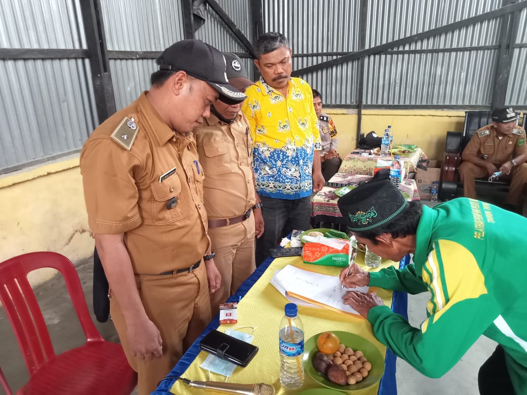 Diharapkan Bekerja Maksimal, Perangkat Desa Pasir Emas, Inhil Dikukuhkan