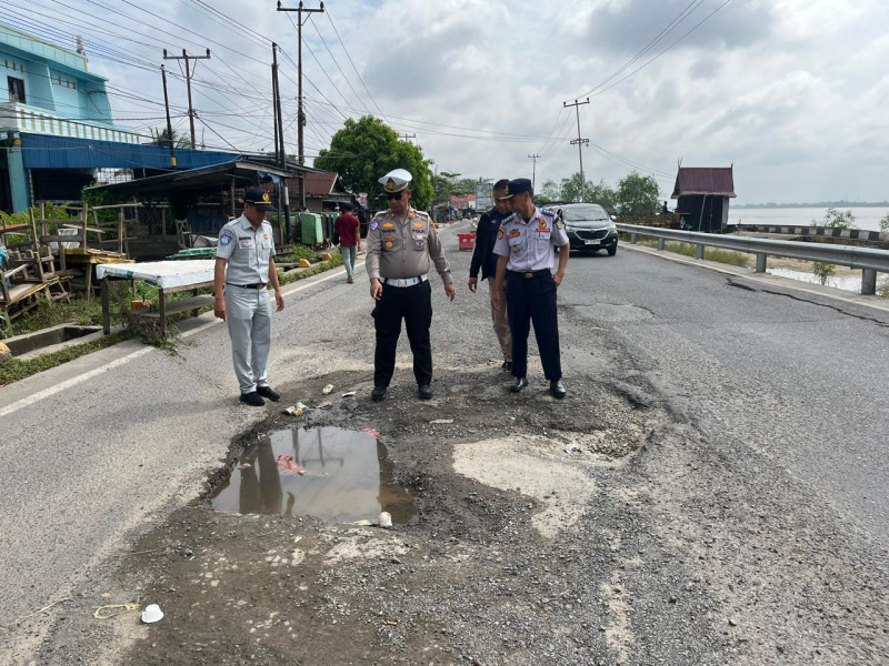 Satlantas Polres Inhil Ajak Stakeholder Terkait untuk Survei Ruas Jalan yang Rusak