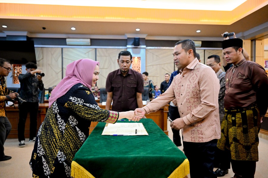 Percepat Pembangunan Daerah, Bupati Bengkalis Ikuti Rapat Bersama Gubernur dan Kepala Daerah se-Provinsi Riau