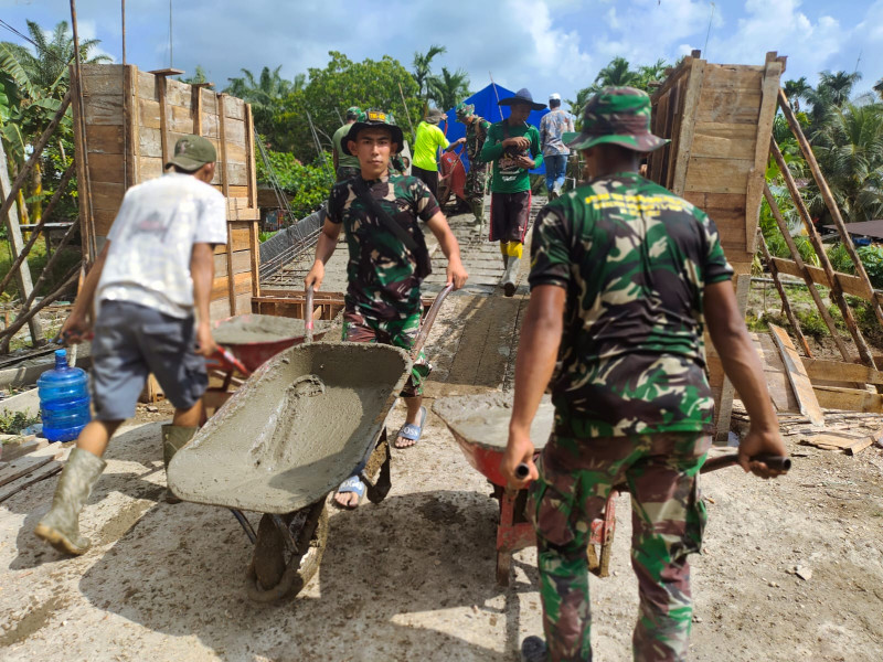 Cuaca Panas Tak Surutkan Semangat Satgas TMMD Kodim 0314/Inhil Lakukan Pengecoran Jembatan
