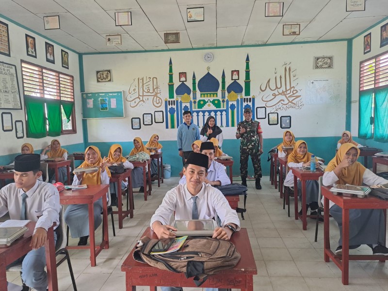 Dukung Generasi Sehat dan Cerdas, Koramil Kateman Dampingi Program MBG