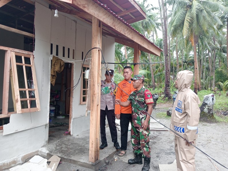 TNI/Polri Gerak Cepat Bantu Warga Terdampak Petir di Kampung Tanjung Dua.