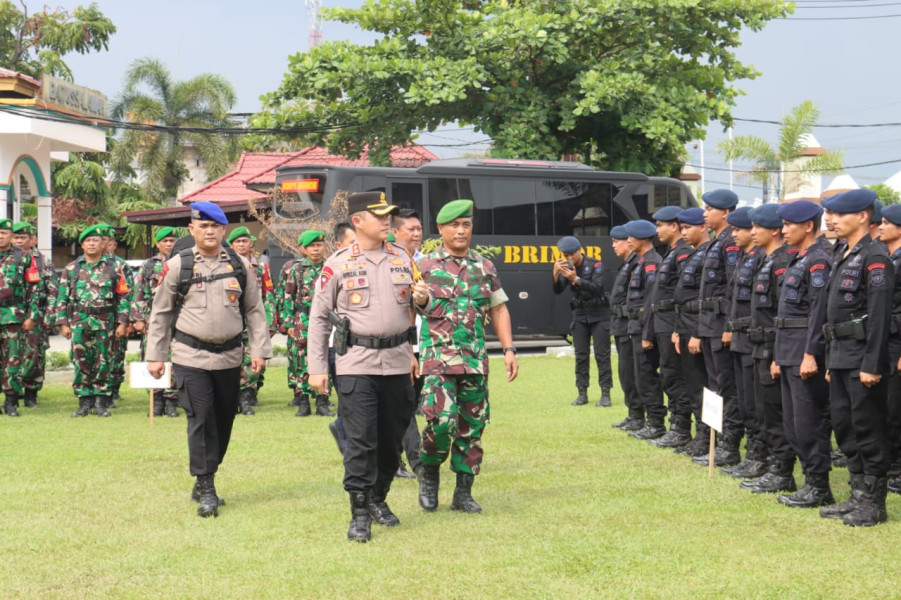 Kapolres Pelalawan Pimpin Upacara Pemberangkatan Personil Pengamanan TPS, Pilkada 2024 di Kabupaten Pelalawan