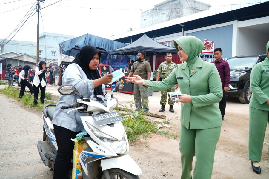 Peduli Kesehatan Masyarakat, Persit Kodim 0314/Inhil Bagikan Masker di Tengah Kabut Asap Karhutla