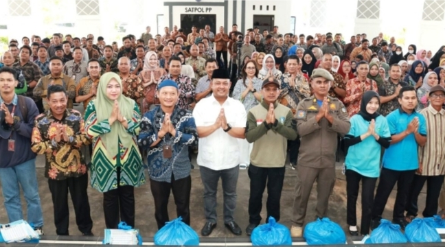 Sambut Bulan Suci Ramadhan 1446 Hijriah, Ketua DPRD Kepri, Iman Sutiawan SE Berbagi Sembako.