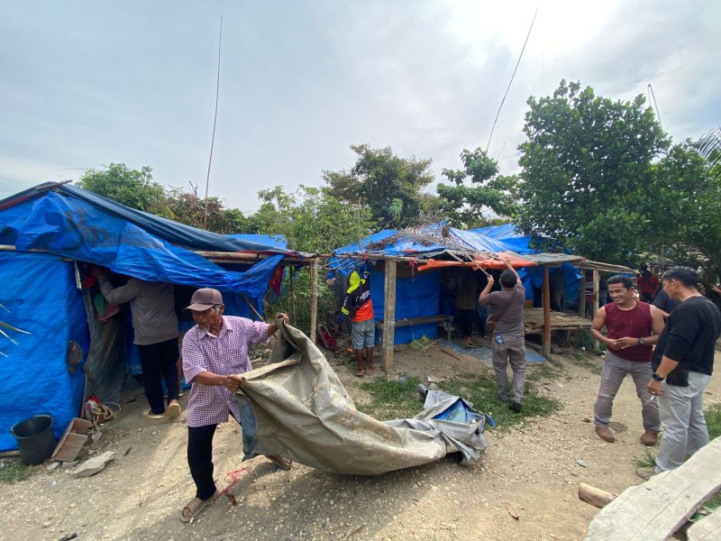 Langkah Persuasif Kapolres Inhu dan Bupati Berhasil, Warga Pesajian Bongkar Peralatan PETI dengan Sukarela
