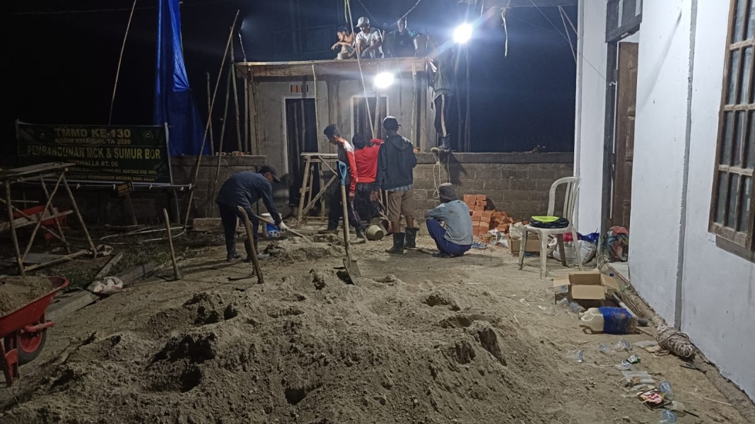 Wujudkan Sanitasi Layak, TNI dan Masyarakat Kuala Lemang Gotong Royong Malam Hari di TMMD ke-130