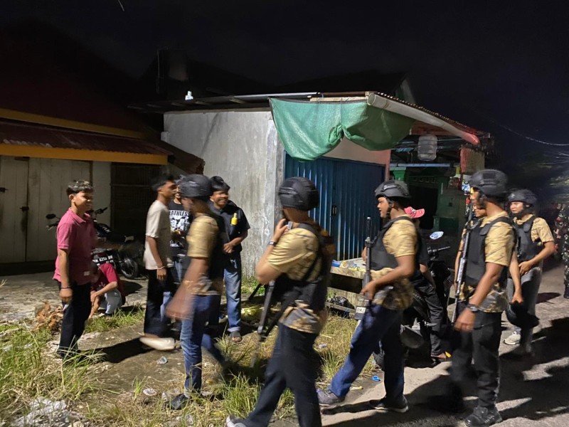 Beri Sinyal bagi Pelaku Kejahatan, Polres Inhu Bersama TNI dan Pemkab Patroli Jalan Kaki Susuri Gang-Gang di Pasiran