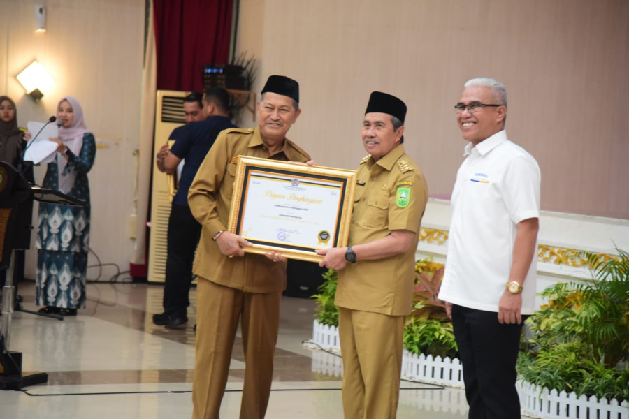 Wabup Inhil Terima Langsung Dua Piagam Penghargaan dari DJPb Provinsi Riau