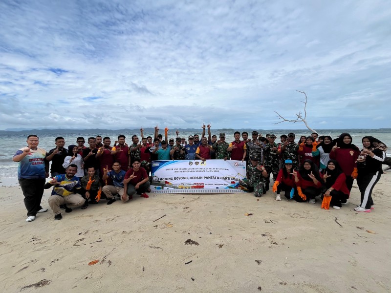 Polsek Senayang Bersama TNI dan Instansi Pemerintah Gelar Gerakan Bersih Pantai di Kabupaten Lingga.