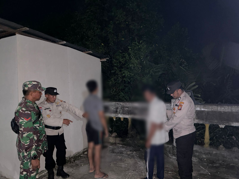 Tingkatkan Keamanan, Polsek Enok Bersama TNI Kembali Giat Patroli Malam