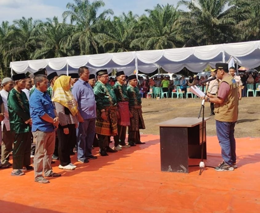 Bupati Kuansing Dr. H Suhardiman Amby Audiensi dengan Petani Sawit di Desa Jake