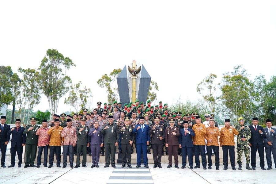 HUT TNI ke-81, Kodim 0314/Inhil Gelar Ziarah Nasional dan Tabur Bunga di TMP Yudha Bakti