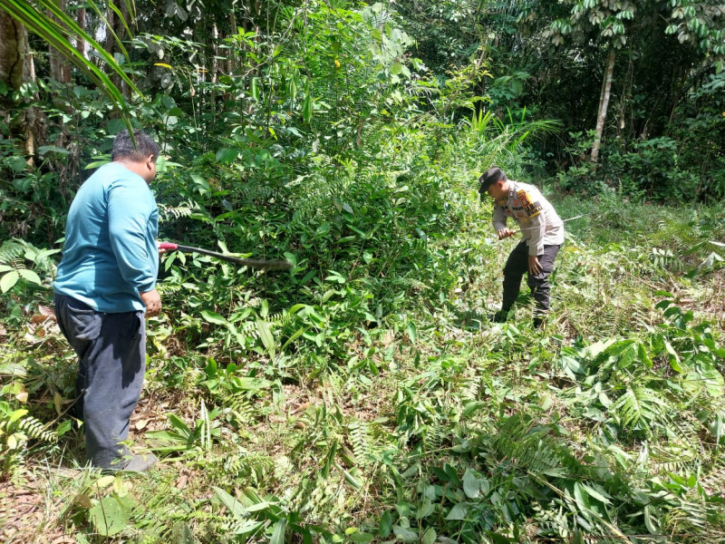 Bhabinkamtibmas Bantu Warga Bersihkan Kebun dan Laksanakan Cooling System Jelang Pilkada 2024