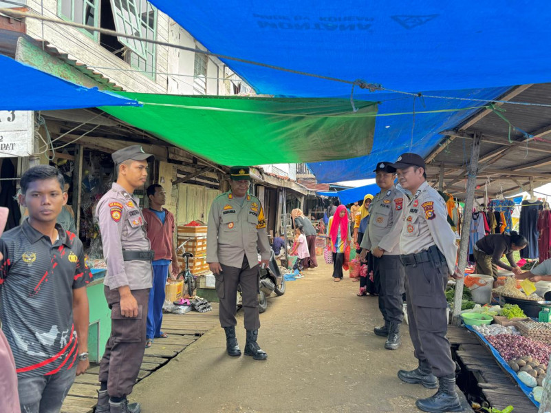 Pastikan Keamanan di Pusat Keramaian, Kapolsek Kuindra Patroli Sambang ke Pasar Mingguan